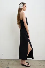 Vestido largo negro de algodón sin tirantes con escote palabra de honor, estampado de rosas blancas y aberturas laterales.