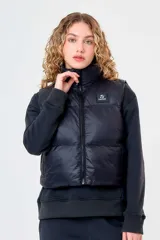 Chaleco puffer acolchado Topper de corte cropped, color negro, con cuello alto, cierre frontal y logo de la marca en el pecho.