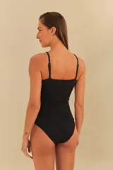 Traje de baño entero negro con estampado Sun-Tide, tirantes finos ajustables y espalda descubierta.