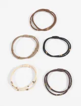 Set de cinco gomitas elásticas para el pelo en colores marrón, beige, negro y crema, con detalle de cuentas metálicas doradas.