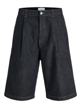 Bermuda de denim azul oscuro con pinzas, de corte ancho y largo hasta las rodillas, con costuras a contratono.
