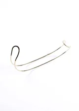 Brazalete dorado minimalista con diseño entrelazado y ajustable para el brazo.