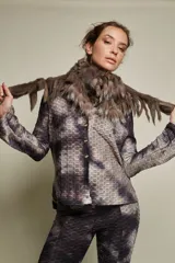 Camisa de manga larga con cuello solapa y abotonada, confeccionada en tejido elastizado con textura que simula piel de serpiente en tonos grises y marrones.