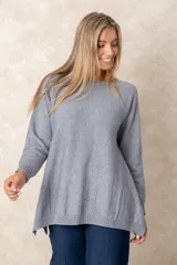 Buzo de corte relajado y cuello redondo, con detalles de costura vertical en la parte inferior y puños acanalados en las mangas.