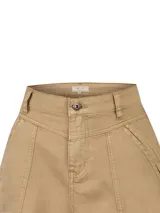 Short de gabardina color beige, de talle alto con trabillas para cinto, bolsillos laterales diagonales amplios con costuras reforzadas y cierre frontal con botón metálico y cremallera.