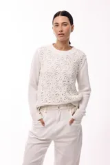 Sweater de tejido de punto con panel frontal calado de diseño floral y mangas largas lisas. Presenta cuello redondo con terminación acanalada.