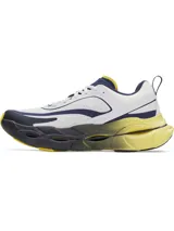 Championes de running Under Armour modelo Halo Racer, con diseño técnico de alto rendimiento. Presentan una parte superior de malla transpirable en color blanco con detalles en azul marino y amarillo. La entresuela destaca por su geometría de balancín con tecnología de amortiguación HOVR+ en tonos amarillo y gris oscuro, diseñada para maximizar el retorno de energía y la estabilidad.
