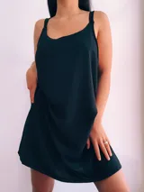 Vestido corto negro de breteles finos.