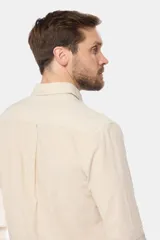 Camisa celeste de lino de manga larga con bolsillo en el pecho y botones personalizados.