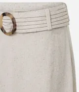 Pollera midi color blanco hueso, de corte recto con tajo frontal. Confeccionada en viscolino, presenta un cinturón con hebilla redonda y detalles de pespuntes y encaje en la parte delantera.