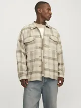 Sobrecamisa a cuadros beige y marrón claro, de manga larga con puños abotonados, cierre frontal con botones, cuello camisero y bolsillos de parche en el pecho.