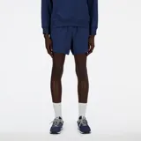 Short deportivo New Balance Athletics de felpa francesa color azul marino, con cintura elástica ajustable con cordón, bolsillos laterales con cierre y bolsillo trasero de parche. Logo bordado tonal en la parte inferior izquierda.