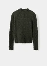 Top de crepé con textura, color verde oscuro, diseño entallado, cuello festoneado y manga larga.