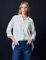 Camisa de lino color crudo, marca Cable & Gauge. Cuello con solapa y abertura central con botones. Delantera con bolsillos. Largo de manga regulable con presilla y botón. Largo de espalda mayor al largo delantero.