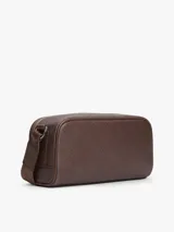 Cartera bandolera Tommy Hilfiger de color marrón, con diseño texturizado, paneles combinados y motivo integral de logos en relieve. Cuenta con cierre de cremallera, compartimento principal y correa ajustable.