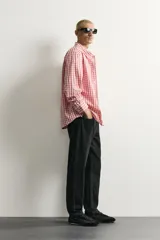 Jeans de corte slim cropped confeccionados en denim de algodón rígido con efecto lavado. Presentan tiro medio, cierre frontal con cremallera y botón, y diseño clásico de cinco bolsillos.