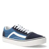 Championes urbanos de corte bajo marca Push, confeccionados en lona y gamuza color bordó con detalles en blanco. Presentan cordones blancos y suela de goma blanca con línea decorativa negra.