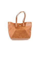 Bolso grande color camel con paneles de gamuza natural suave al centro y 100 % cuero en los laterales. Presenta dos asas de mano con detalles estampados.