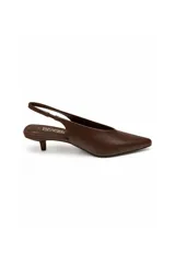 Zapato destalonado de tacón fino bajo y punta fina, color marrón, con tira elástica en el talón.