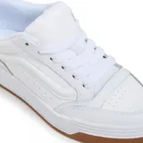 Championes Vans Hylane de cuero blanco con suela de goma color caramelo.