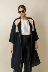 Túnica larga negra combinada con beige y aplique de blonda en la parte delantera. Tiene vivo de satén al tono y bolsillos laterales.