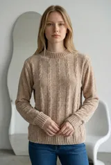 Sweater de punto con textura de chenille, diseño de ochos verticales, cuello redondo y terminaciones en rib acanalado en puños y ruedo.