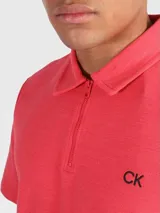Chomba roja de piqué slub de algodón, con cuello con cremallera, mangas cortas y logo CK bordado en el pecho.
