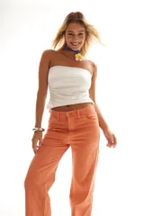 Pantalón de jean naranja de corte acampanado.