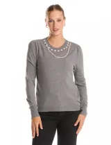 Buzo de tejido fino en color gris, con escote redondo decorado con un collar integrado de perlas y strass. Presenta mangas largas con un leve frunce en los hombros y terminaciones en tejido acanalado.
