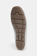 Zapato tipo blucher de estilo deportivo confeccionado en piel, con cierre de cordones, tirador trasero y suela plana.