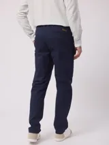 Pantalón chino color beige, de corte recto y tiro medio. Confeccionado en algodón y elastano.