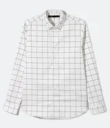 Camisa de manga larga de la marca Request, de color blanco con un patrón de cuadros tipo grid en color negro. Presenta cierre frontal con botones y cuello clásico.