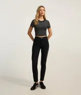 Pantalón skinny de sarga en color negro, con cintura mediana, trabillas, cierre delantero con botón y cremallera, y bolsillos funcionales al frente y en la espalda.