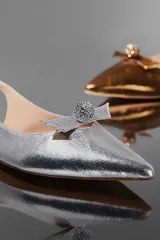 Ballerinas plateadas con punta fina, tira trasera y adorno de esfera brillante.