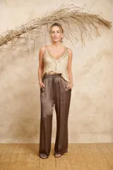 Pantalón palazzo color marrón de tela satinada con pretina ancha con elástico.