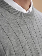 Sweater negro de algodón con cuello redondo y textura acanalada vertical.