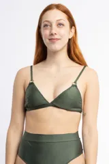 Top de bikini estilo triangular color verde oliva, confeccionado en tela con acabado brillante. Presenta breteles finos regulables con argollas metálicas decorativas en la unión con las copas y cierre mediante broche en la espalda.