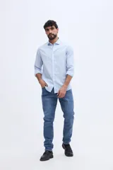 Camisa de manga larga con diseño de rayas verticales, confeccionada en mezcla de lino y algodón, con cuello camisero y cierre frontal de botones.