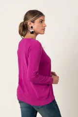Sweater fucsia de punto con escote en V.