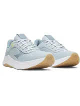 Championes Under Armour W Aurora 3 de color celeste, diseñados específicamente para el pie femenino. Con parte superior de malla transpirable, suela blanca y suela exterior de goma.