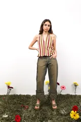 Top de cuello halter con estampado de rayas verticales en tonos granate, beige y mostaza. Confeccionado en tejido elástico, presenta un corte ajustado y diseño sin mangas.