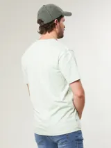 Remera de manga corta color arena, con cuello redondo y un bolsillo de parche en el pecho.