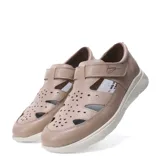 Sandalias de cuero color marrón con diseño calado en la parte superior, cierre de velcro lateral y suela de goma blanca.