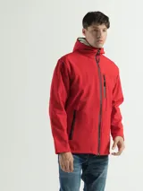 Campera negra con capucha y cierre frontal, de corte clásico y bolsillos laterales con cierre.