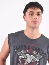 Musculosa sin mangas color gris melange, con cuello redondo y corte oversize. Presenta un estampado frontal con texto en tipografía estilo 'hot rod' y un coche antiguo.