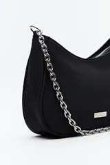 Cartera negra estilo baguette de nylon con correa de cadena metálica plateada y logo rectangular plateado en el frente.