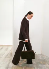 Pantalón de vestir marrón con sutil estampado de rayas diplomáticas en tono más claro, corte recto y largo.