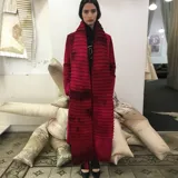 Tapado rojo de lana merino afieltrada, con cuello plisado y guarda tejida en el cuello y ruedo.