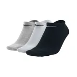 Pack de tres pares de medias Nike tobilleras, confeccionadas en tejido ligero y transpirable. Incluye un par gris, uno blanco y uno negro, todos con el logo de Nike bordado en el lateral.
