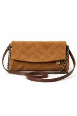 Cartera tipo sobre de gamuza color tostado con diseño acolchado de rombos. Cuenta con una solapa frontal, cierre metálico y una correa combinada de cadena plateada y cuero sintético marrón.